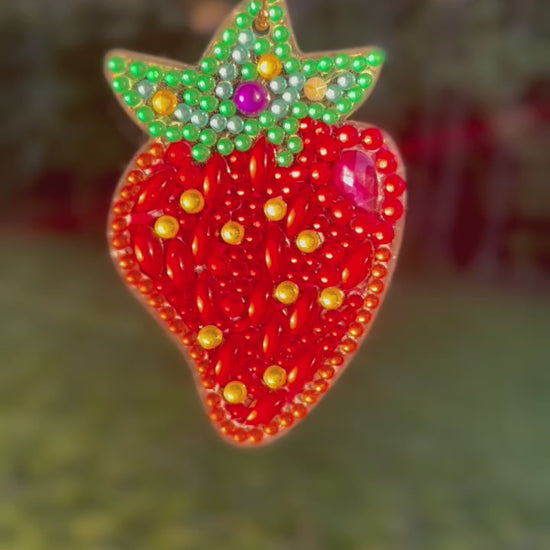 Craft Time - About 1.5 hours   Diamond Art on both sides  Kit includes resin ornament, 6 various colored drills, 4 special shaped drills